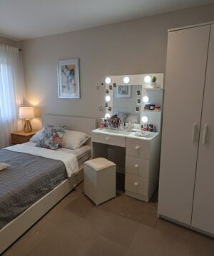 Tocador Glam LED 84 – Tocador de Maquillaje con Espejo y 4 Cajones + Puff de Regalo